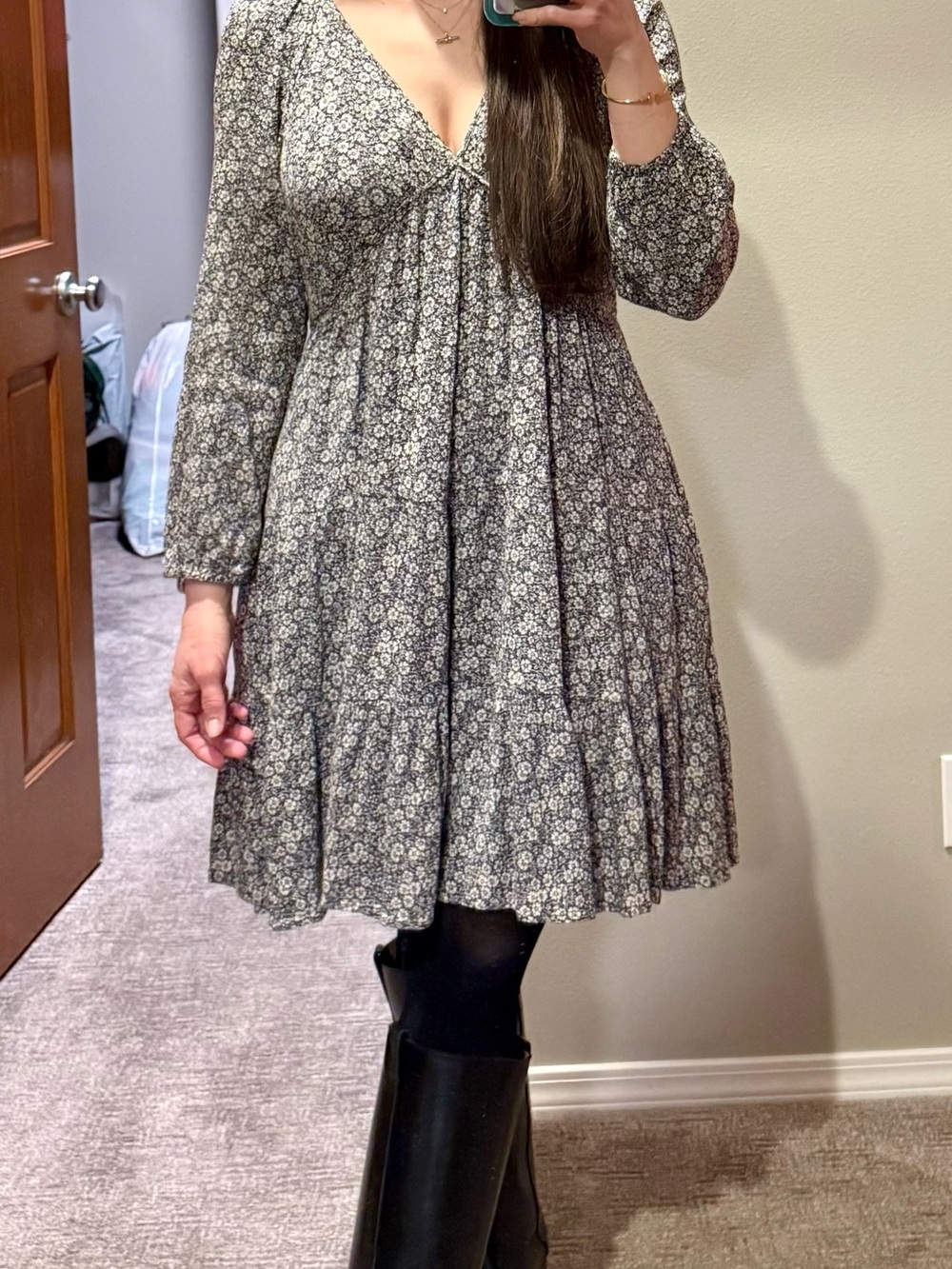 Faherty Sirene Dress Navy Ditsy Floral M V Neck Tiered Mini Dress